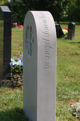 Headstone Design with Lettering Along the Edge